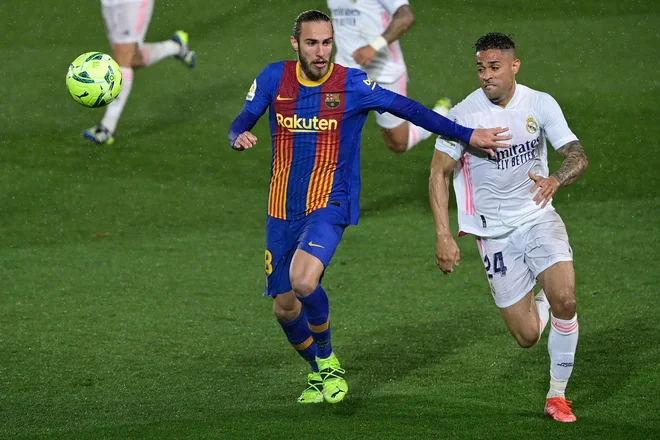 Novi obrazi, staro rivalstvo: branilec Barcelone Oscar Mingueza (levo) ustavlja napadalca Reala Mariana Diaza. Madridčani so dobili zadnje tri clasice. FOTO: Javier Soriano/AFP
