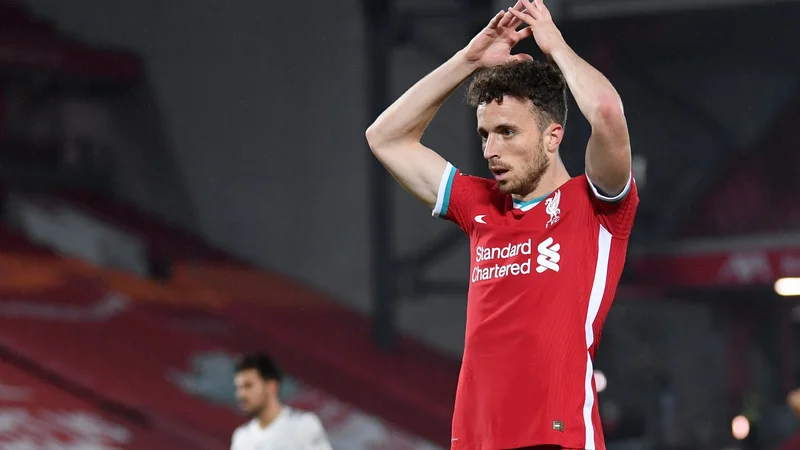 Fotografija: Diogo Jota med (pravo) tekmo na Anfieldu. FOTO: Laurence Griffiths/Reuters