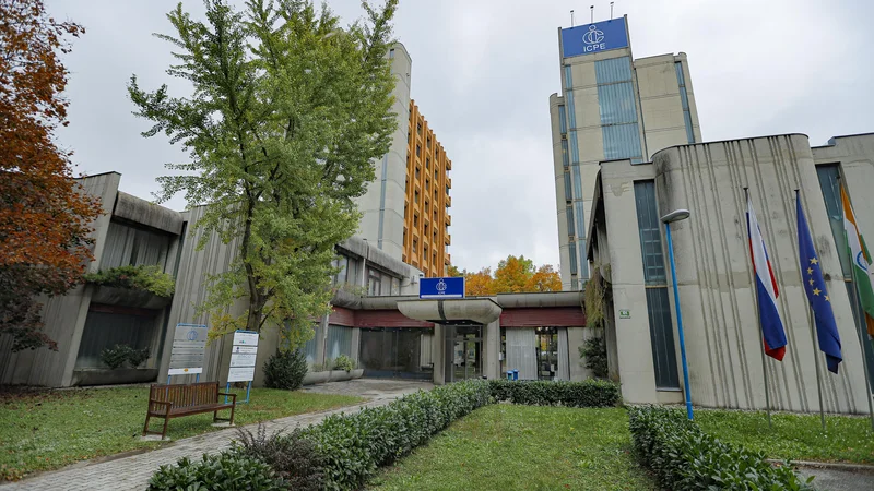 Fotografija: Prenova 5386 kvadratnih metrov neto površin je ocenjena na 8 milijonov evrov. FOTO: Jože Suhadolnik/Delo