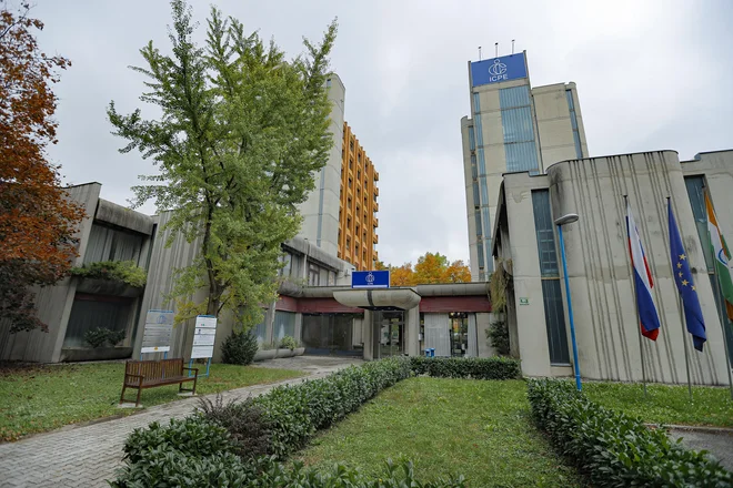 Prenova 5386 kvadratnih metrov neto površin je ocenjena na 8 milijonov evrov. FOTO: Jože Suhadolnik/Delo
