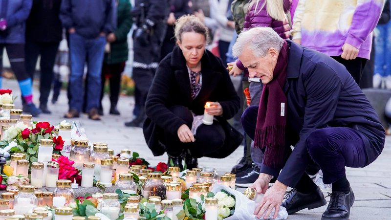 Fotografija: Norveški premier Jonas Gahr Støre se je med obiskom Kongsberga prejšnji teden poklonil žrtvam nedavnega napada. Foto: Terje Bendiksby/NTB/REUTERS
