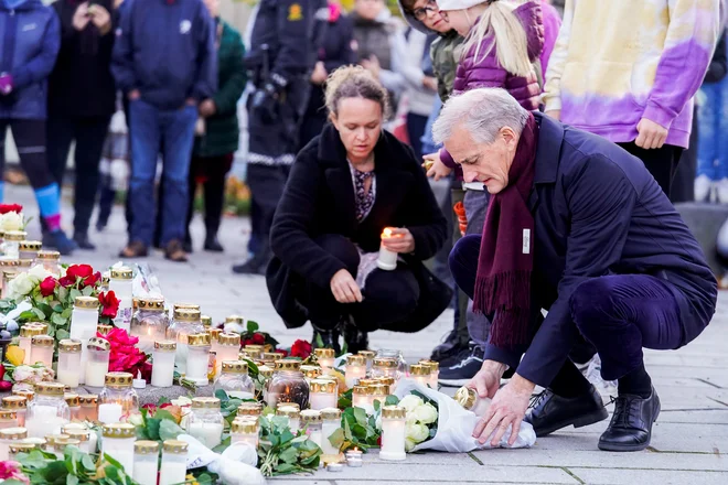 Norveški premier Jonas Gahr Støre se je med obiskom Kongsberga prejšnji teden poklonil žrtvam nedavnega napada. Foto: Terje Bendiksby/NTB/REUTERS
