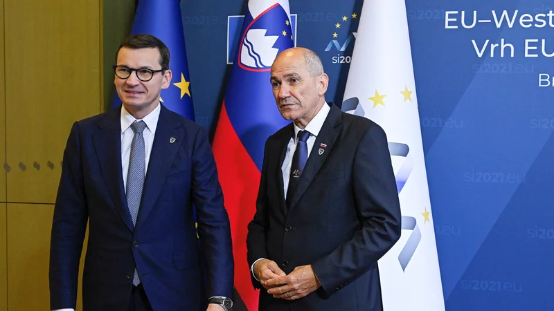 Fotografija: Premier Janez Janša s poljskim kolegom Mateuszom Morawieckim. FOTO: Ukom Via Reuters