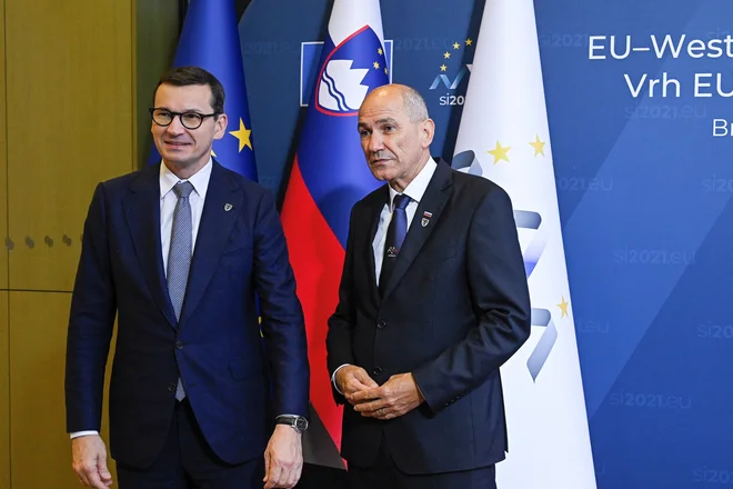 Premier Janez Janša s poljskim kolegom Mateuszom Morawieckim. FOTO: Ukom Via Reuters

