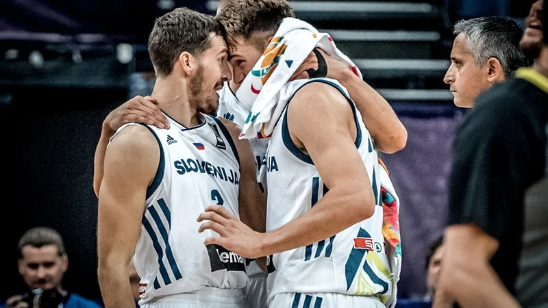 Fotografija: Goran Dragić, Luka Dončić in Igor Kokoškov (z leve) po tekmi eurobasketa 2017 v Helsinkih, kjer se je začela slovenska pot do končne zmage v Istanbulu. FOTO: Fiba
