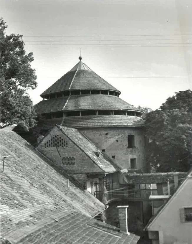 Stolp je pogorel leta 1937 in je dvajset let čakal na novo streho. Foto Arhiv ZVKDS Maribor
