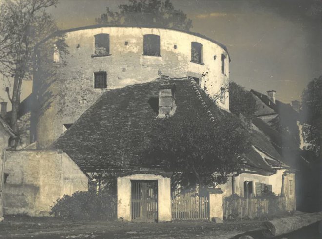 Stolp je pogorel leta 1937 in je dvajset let čakal na novo streho. Foto Arhiv ZVKDS Maribor
