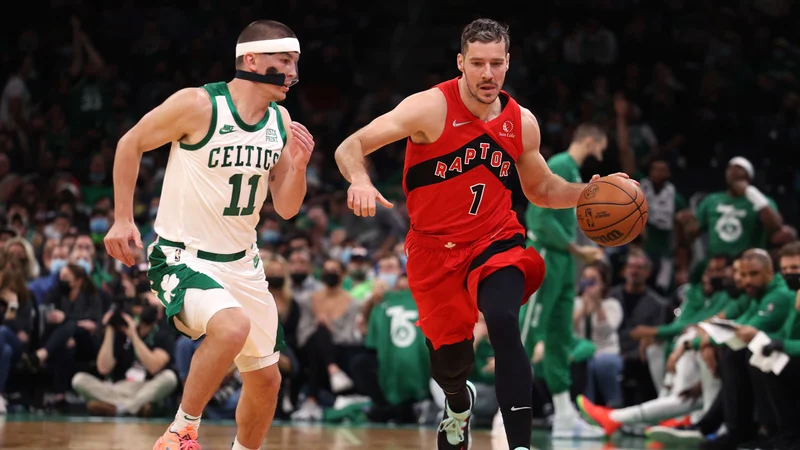 Fotografija: Payton Pritchard lovi Gorana Dragića v TD Gardnu. FOTO: Maddie Meyer/AFP