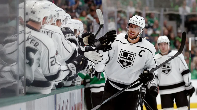 Fotografija: Anže Kopitar prejema čestitke soigralcev v Dallasu. FOTO: Tom Pennington/AFP