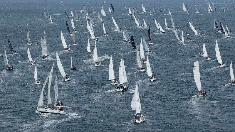 Fotografija: Na regati regato Rolex Middle Sea Race nastopa 114 jadrnic, tudi večina najboljših na svetu. FOTO: Alessandro Garofalo/Reuters