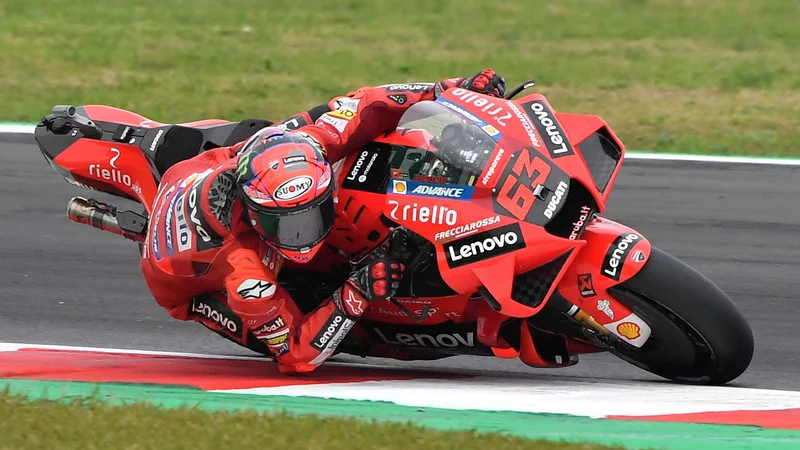 Fotografija: Francesco Bagnaia si je četrtič zapored privozil prvi štartni položaj. FOTO: Jennifer Lorenzini/Reuters