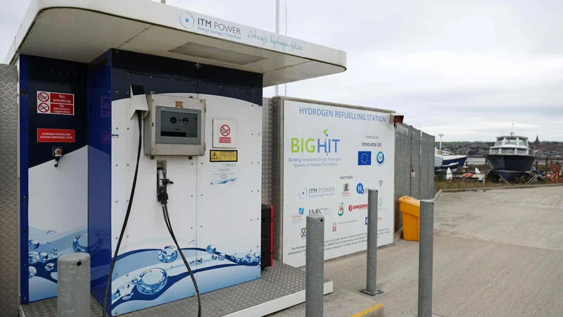 Fotografija: Zeleni prehod pomeni tudi investiranje v nove oblike zagotavljanja energije. Na fotografiji je polnilnica »zelenega« vodika. FOTO: Adrian Dennis/AFP