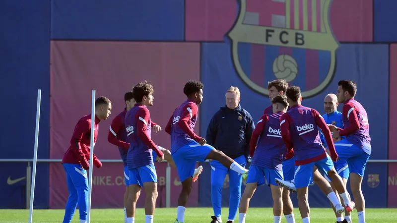 Fotografija: Zadnji trening nogometašev Barcelone pred španskim clasicom z realom. FOTO: Lluis Gene/AFP