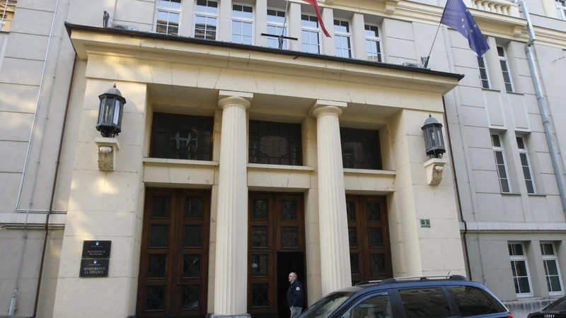 Fotografija: Ministrstvo za finance predvideva, da bo javni dolg do konca leta tik pod 80 odstotki BDP. FOTO: Tomi Lombar/Delo
