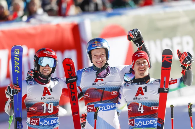 Najhitrejša današnja trojica: Marco Odermatt (v sredini), Roland Leitinger in Žan Kranjec (desno). FOTO: Matej Družnik/Delo
