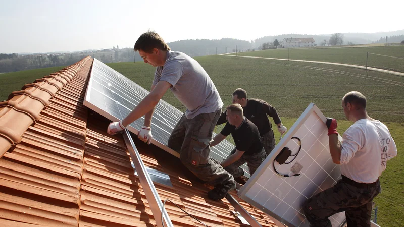 Fotografija: Sončna elektrarna z močjo deset kilovatov stane 14.000 evrov, vendar je to ceno mogoče znižati s podporami in subvencijo Eko sklada. FOTO: Michaela Rehle/Reuters