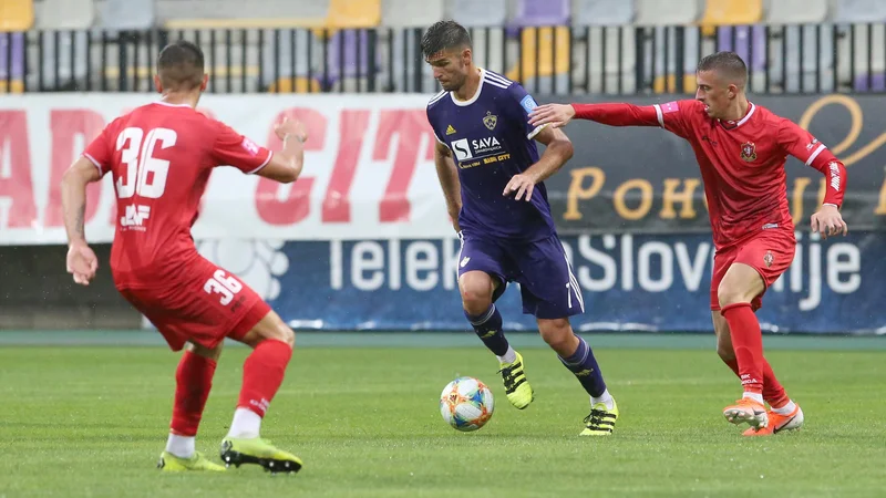 Fotografija: Rok Kronaveter je dosegel odločilni gol za zmago Maribora v Sežani. FOTO: Tadej Regent/Delo
