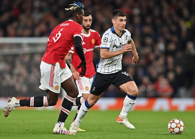 Atalanta (na fotografiji desno Ruslan Malinovskij) je sredi tedna boleče izgubila na gostovanju pri Manchester Unitedu v ligi prvakov. FOTO: Paul Ellis/AFP
