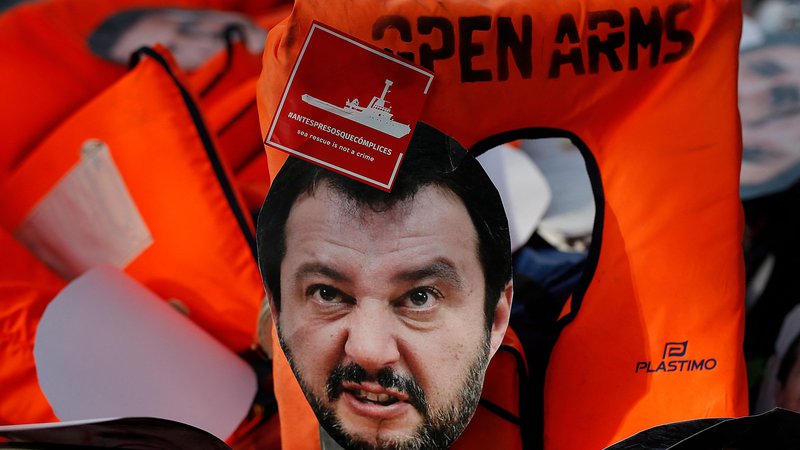 Fotografija: Salvini je kot notranji minister skoraj tri tedne zadrževal 147 izmučenih prebežnikov na ladji Open Arms, ki ji ni dovolil pristati v nobenem pristanišču. FOTO: Pau Barrena/AFP
