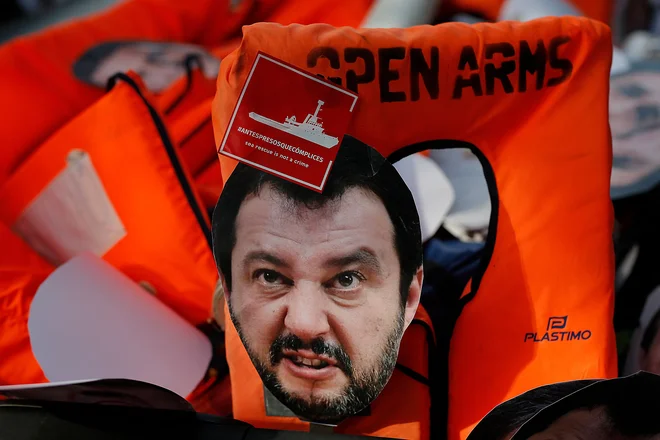Salvini je kot notranji minister skoraj tri tedne zadrževal 147 izmučenih prebežnikov na ladji Open Arms, ki ji ni dovolil pristati v nobenem pristanišču. FOTO: Pau Barrena/AFP