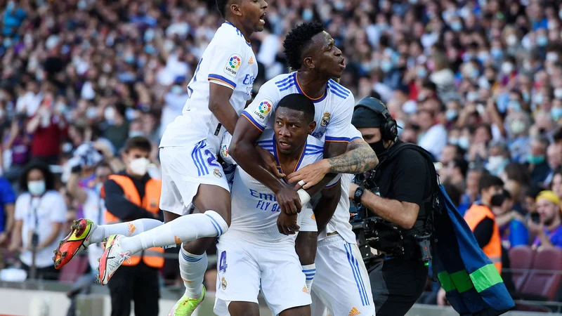 Fotografija: Soigralci so obkolili Alabo po njegovem prvem golu v dresu Reala. FOTO: Josep Lago/AFP
