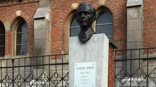 Avgusta letos so dramatiku Slavku Grumu v njegovem rodnem kraju postali spomenik, po njem pa se imenuje tudi nagrada, ki jo vsako leto podelijo za najboljše dramsko besedilo. FOTO:&nbsp; Knjižnica Litija
