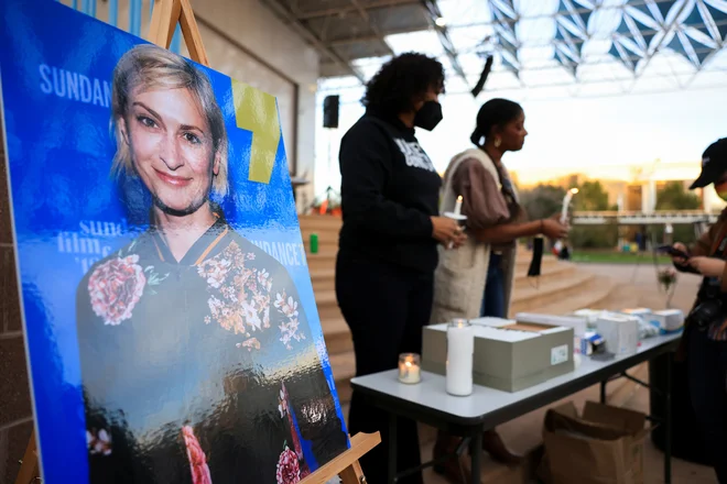 Baldwin ni ubil le Halyne Hutchins, temveč je ranil tudi režiserja Joela Souzo. FOTO: Kevin Mohatt/Reuters

