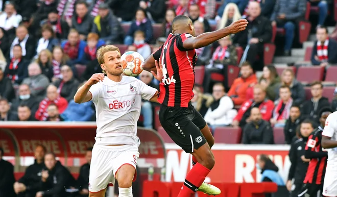 Branilec Bayerja Jonathan Tah in Kölnov&nbsp;napadalec Sebastian Andersson (levo) se borita za žogo na sosedskem obračunu. FOTO:&nbsp;Uwe Kraft/AFP
