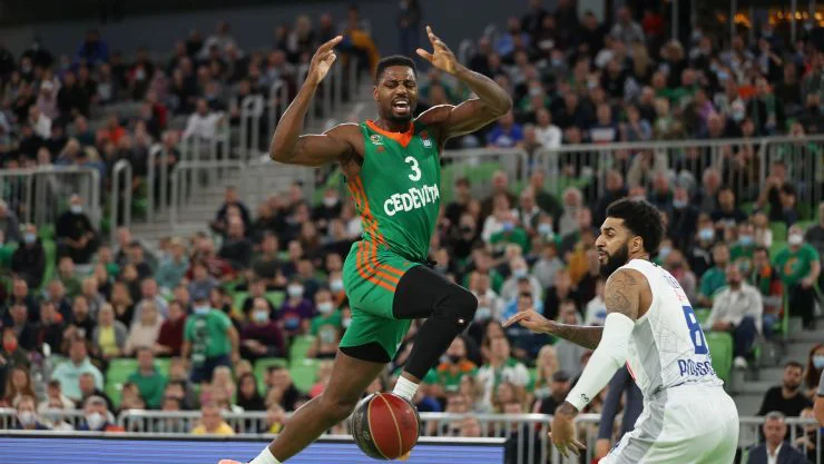 Fotografija: Melvin Ejim (levo) prodira pod obroč dvorane Stožice na tekmi z Budućnostjo. FOTO: Cedevita Olimpija/Aleš Fevžer
