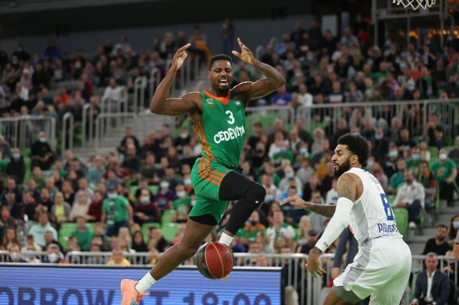 Melvin Ejim (levo) prodira pod obroč dvorane Stožice na tekmi z Budućnostjo. FOTO: Cedevita Olimpija/Aleš Fevžer
