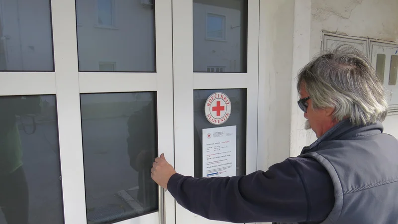 Fotografija: Brezdomci trkajo na vrata domžalskega rdečega križa, ki pa so ob nedeljah zaprta. FOTO: Bojan Rajšek/Delo