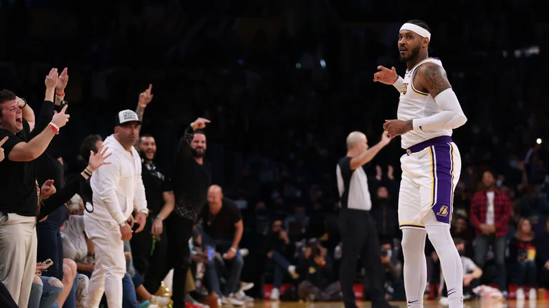 Fotografija: Carmelo Anthony je s trojko, s katero je na lestvici najučinkovitejših strelcev v zgodovini NBA prehitel Mosesa Maloneja, navdušil tudi navijače LA Lakers. FOTO: Harry How/AFP
