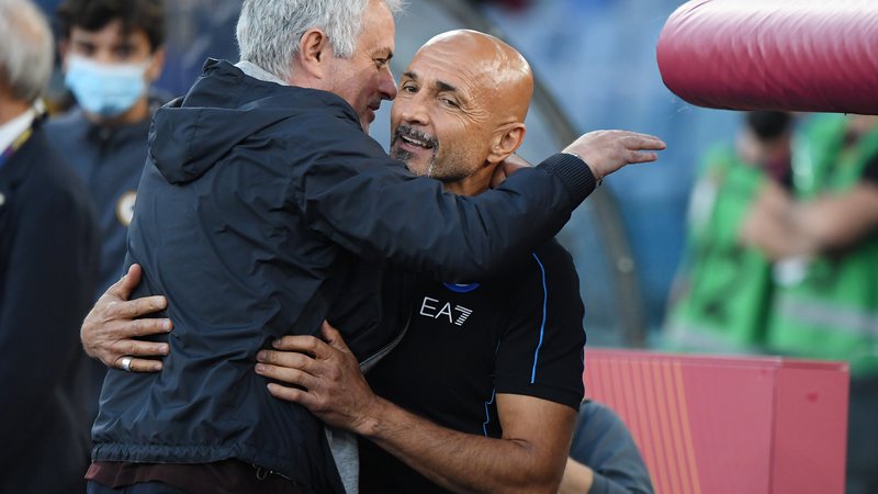 Fotografija: Trenerska zvezdnika v italijanskem nogometnem prvenstvu Luciano Spalletti in Jose Mourinho sta se pred derbijem prijateljsko objela, potem sta bila velika tekmeca. FOTO: Alberto Lingria/Reuters
