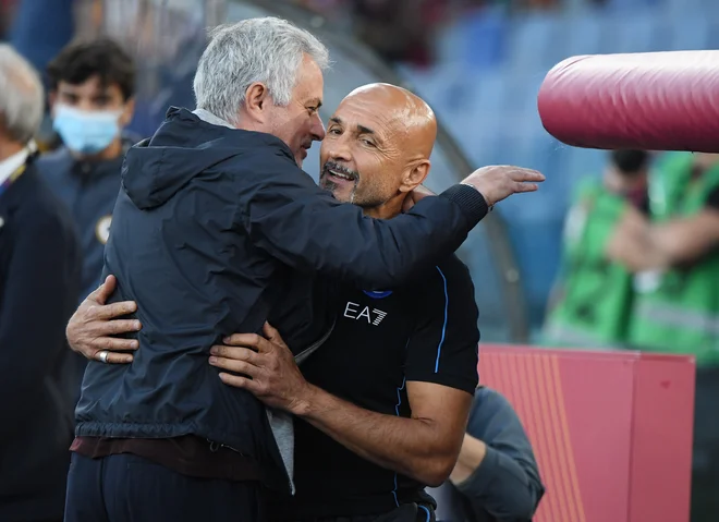 Trenerska zvezdnika v italijanskem nogometnem prvenstvu Luciano Spalletti in Jose Mourinho sta se pred derbijem prijateljsko objela, potem sta bila velika tekmeca. FOTO: Alberto Lingria/Reuters
