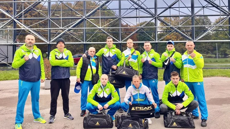 Fotografija: Slovenski boksarji dobro razpoloženi pričakujejo prve dvoboje v Beogradu. FOTO: BZS