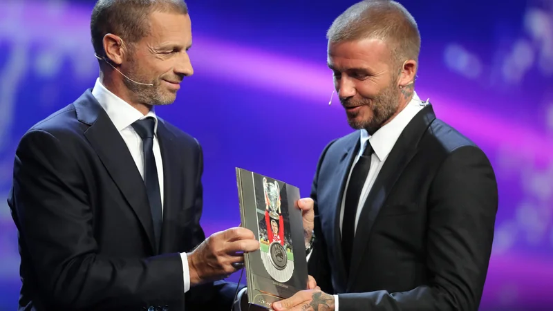 Fotografija: David Beckham (desno) v svetu nogometa in tudi zunaj njega velja za prijaznega in povsod rado videnega moža, zaradi česar se odlično znajde tudi v poslovnih vodah. FOTO: Valery Hache/AFP
