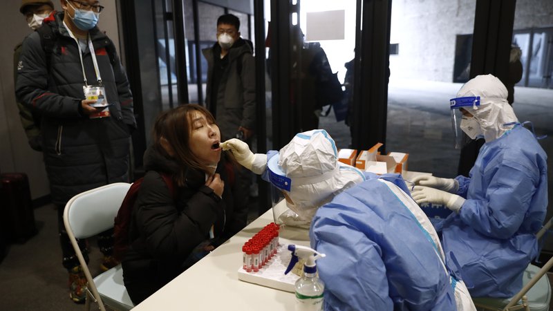Fotografija: Število okuženih v zadnjem tednu je na Kitajskem naraslo na preko 100. V primerjavi z drugimi državami gre sicer za zelo nizko število. FOTO:  Tingshu Wang/Reuters
