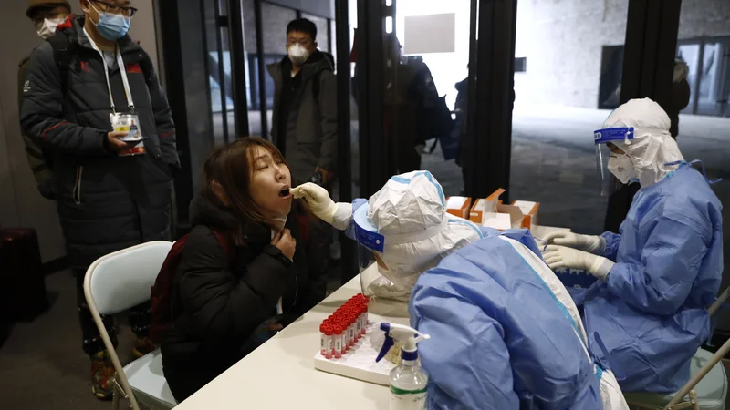 Fotografija: Število okuženih v zadnjem tednu je na Kitajskem naraslo na preko 100. V primerjavi z drugimi državami gre sicer za zelo nizko število. FOTO: Tingshu Wang/Reuters