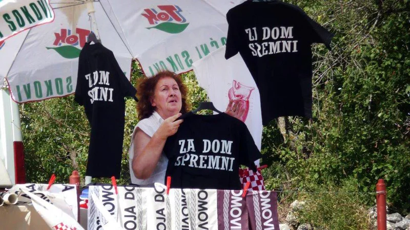 Fotografija: Zoglasni ustaški pozdrav »za dom spremni« na Hrvaškem še vedno razdvaja javnost. FOTO: Dejan Vodovnik/Delo