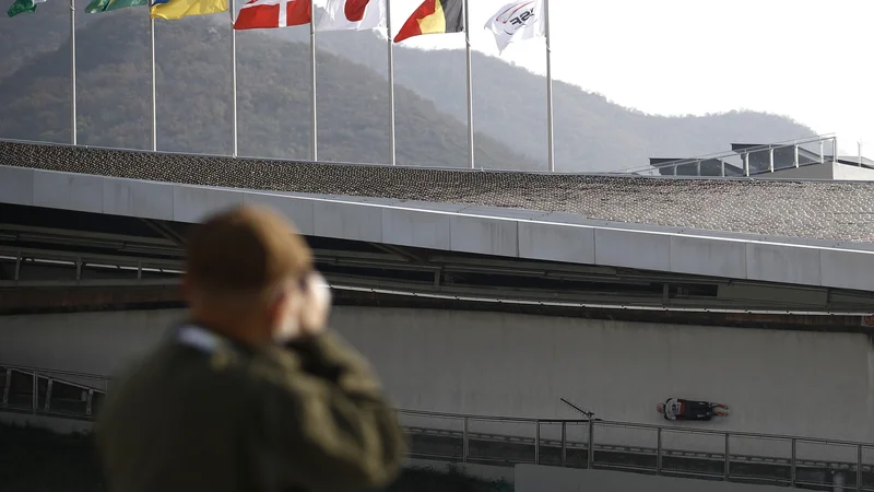 Fotografija: V nacionalnem centru Yanqing so v ponedeljek priredili poskusno tekmovanje v skeletonu. FOTO: Tingshu Wang/Reuters