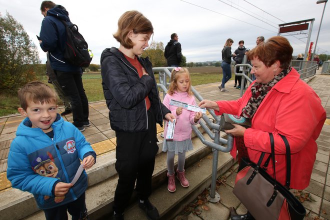 Rožmanovi vnuki z vozovnicami v rokah nestrpno pričakujejo svojo prvo vožnjo z vlakom. FOTO: Jože Pojbič
