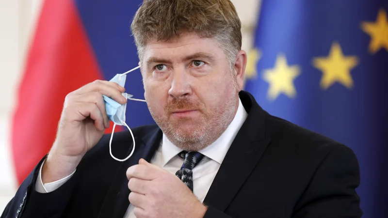 Fotografija: Včeraj so podporo Roku Svetliču potrdili le v SNS, poslanci Desusa – razen Roberta Polnarja, ki je napovedal podporo – in manjšinska poslanca molčijo. FOTO: Matej Družnik/Delo