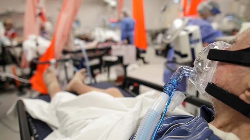 Fotografija: Oddelki za intenzivno nego v romunskih bolnišnicah so polni, država se spoprijema z najhujšim izbruhom virusa do zdaj. FOTO: Octav Ganea/Reuters