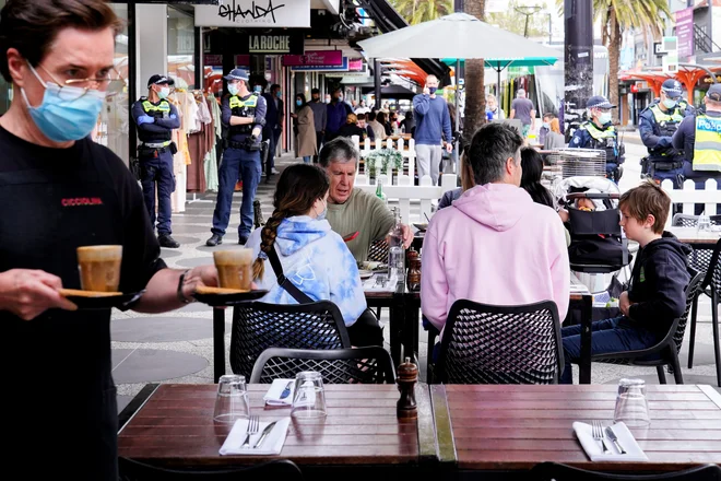 V Melbournu se veselijo nove svobode, a še vedno pod strogimi pogoji. FOTO: Sandra Sanders/Reuters
