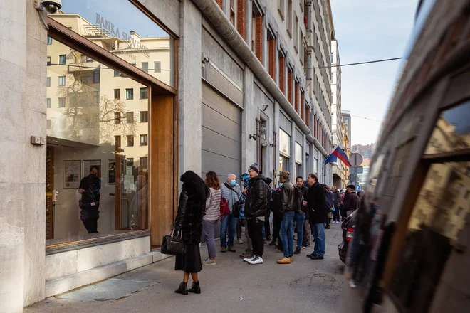 Vrsta pred blagajno Banke Slovenije se je vzdolž Štefanove začela viti že v zgodnjih jutranjih urah. Foto Črt Piksi