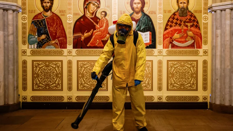 Fotografija: V Moskvi, kjer so potrdili daleč največ okužb v Rusiji, bodo novi ostri ukrepi začeli veljati v četrtek. FOTO: Maxim Shemetov/Reuters