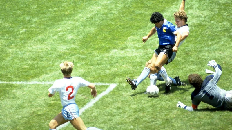 Fotografija: Takole je Maradona matiral Anglijo z golom stoletja na četrtfinalni tekmi SP 1986. FOTO: Juha Tamminen/Reuters