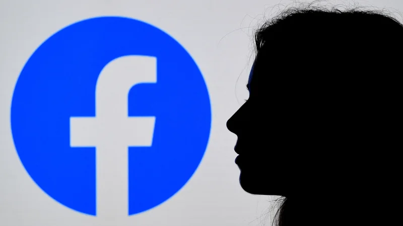 Fotografija: Facebookov logotip. Foto Olivier Douliery/Afp