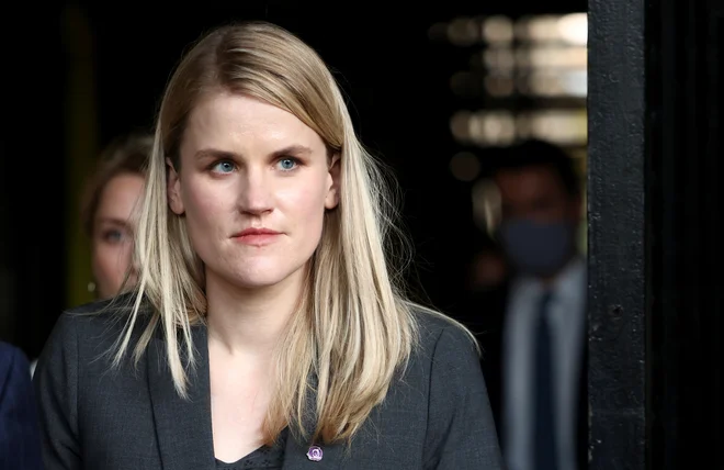 Nekdanja zaposlena Frances Haugen razkriva domnevne temne plati največjega svetovnega družbenega omrežja. Foto Henry Nicholls/Reuters