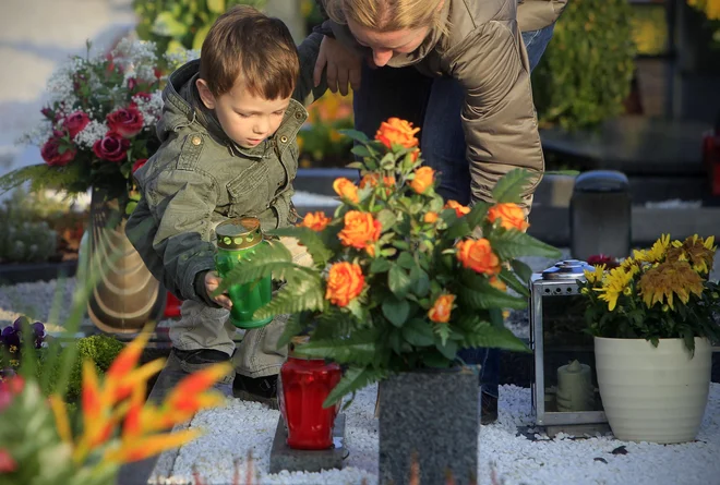 Ob tem, ko se tudi pri nas vse bolj uveljavlja raztros pokojnikovega pepela, je na voljo manj prostora za krašenje s svečami in cvetjem, saj vsak grob nima več svoje parcele. FOTO:&nbsp;Leon Vidic/Delo
